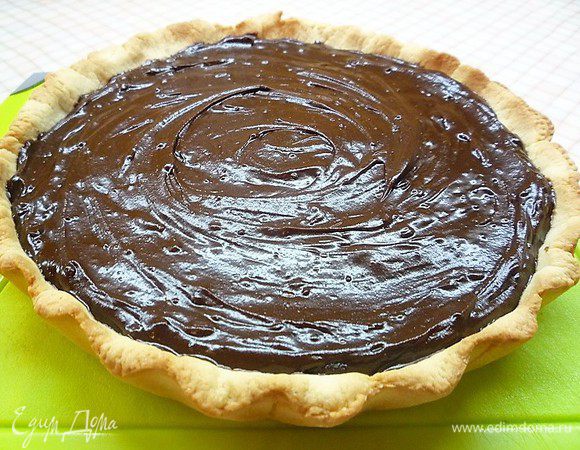 Заливаем в нишу остывшего коржа шоколадный крем. Аккуратно разравниваем.