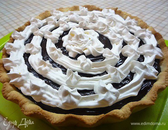 Поверх шоколадного крема украшаем взбитыми сливками.