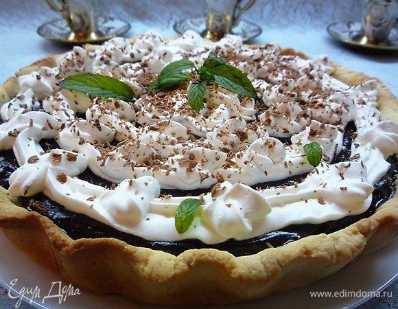 Поверх сливок посыпаем тертый шоколад, украшаем листиками свежей мяты, посыпаем сахарной пудрой и подаем на стол.