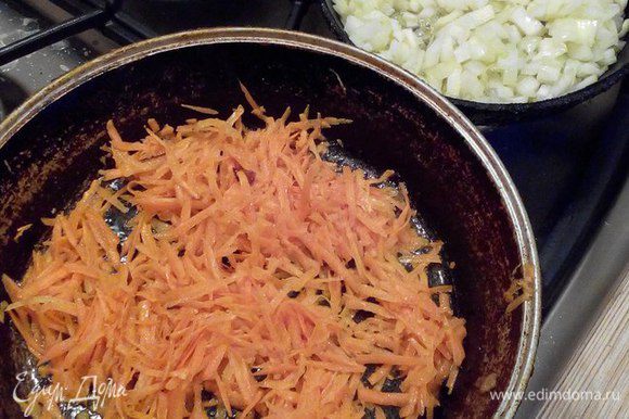 Морковь, натертую на крупной терке, и лук, мелко нашинкованный, обжарить на растительном масле. Рис отварить до готовности.