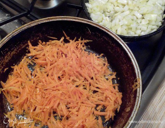 Морковь, натертую на крупной терке, и лук, мелко нашинкованный, обжарить на растительном масле. Рис отварить до готовности.