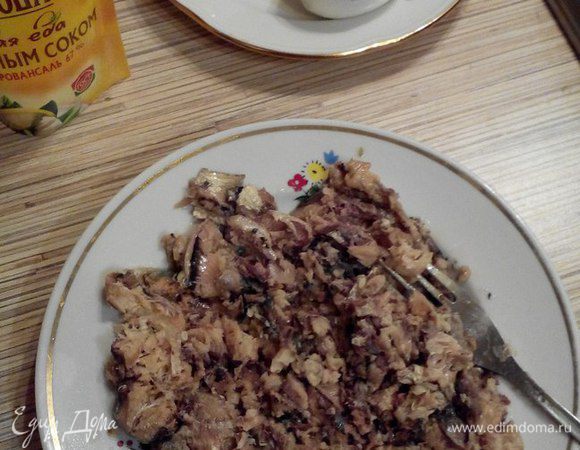 Консервы размять вилкой. Яйца сварить.