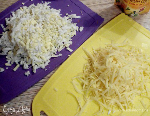 Сыр и яйца натереть на крупной терке.