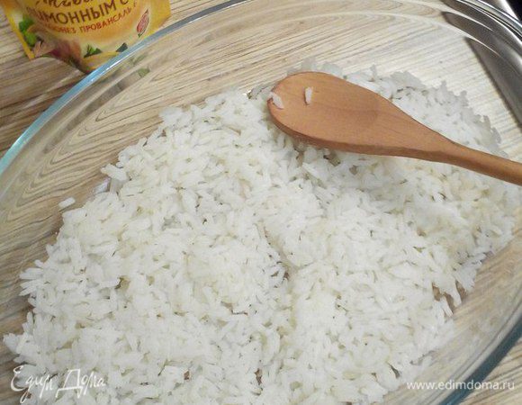 Начинаем собирать салат. Первым слоем укладываем рис.