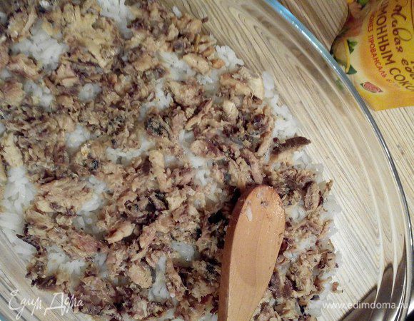 Следующим слоем укладываем консервы.