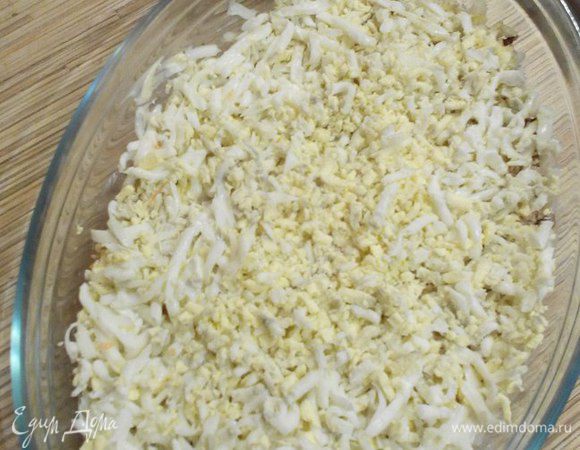 Укладываем слой яиц.