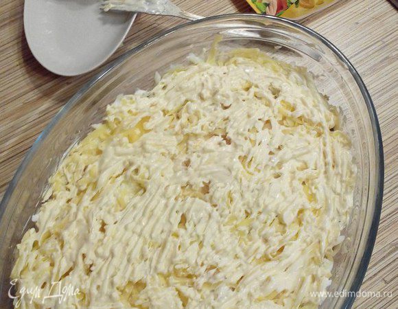 Густо смазываем все майонезом, стараясь не «утрамбовывать» слои.