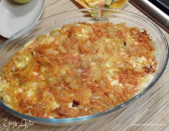 Теперь укладываем лук и морковь (обязательно остудить).