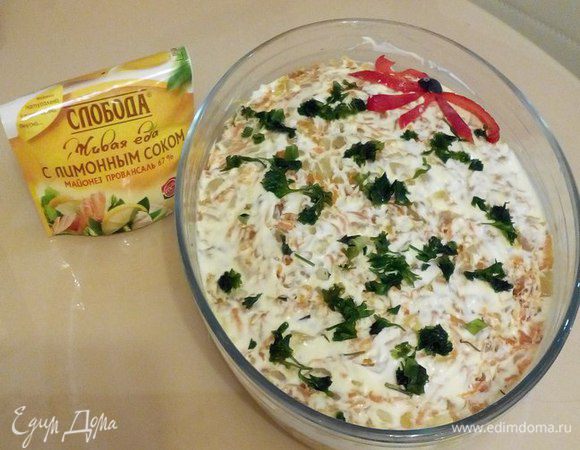 Все, салат готов! Украшаем и оставляем салат на некоторое время на холоде. Поверьте, он уйдет «на ура»!!!