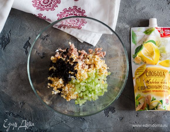 В миске соедините: тунец, сельдерей, маслины и яйцо. 