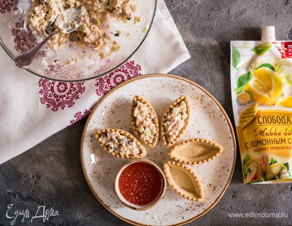 Аккуратно выложите в каждую тарталетку начинку.