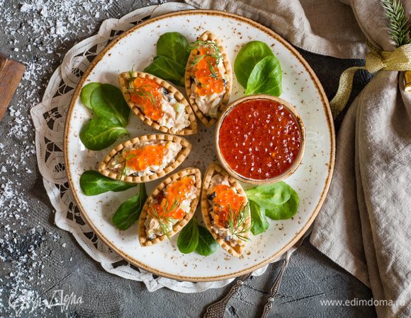 Сверху аккуратно выложите красную икру, затем украсьте укропом. 