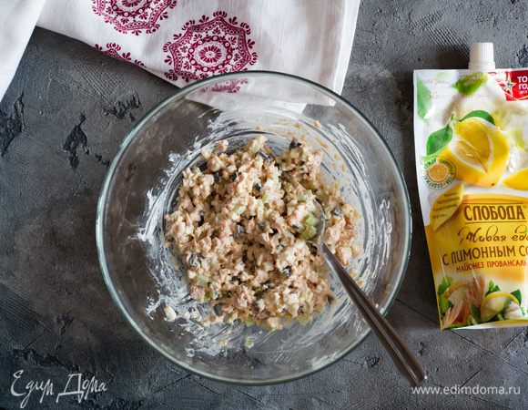 Добавьте майонез «Слобода» с Лимонным соком, затем поперчите и все перемешайте.