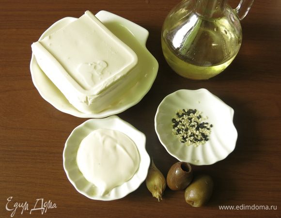 Подготовим компоненты по списку. Кунжут возьмем белый и черный. Выбрала кунжутную панировку не только по условиям конкурсного рецепта, но и потому, что кунжутное семя очень полезно, в его составе фитоэкстроген, антиоксидант сезамин, фитостерол, снижающий холестерин и другие полезные вещества. А растение неприметное, розоватые цветы, дающие коробочки с семенами.  