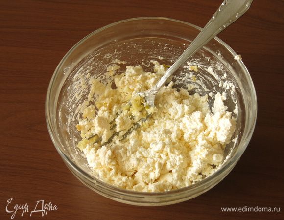 Измельчаем фету, добавляем сметану, чеснок 1/2 зубчика, немного масла чесночного.