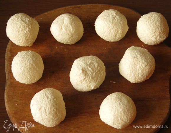 Получается 9 чесночно-фетных шарика, если оливки небольшие выход увеличится.