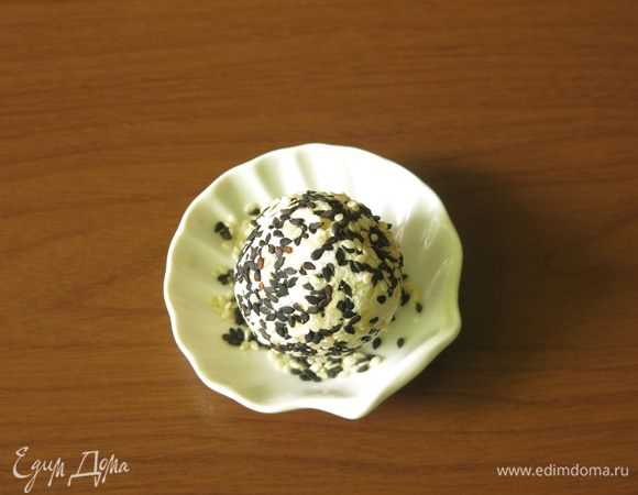 Панируем оливки в смеси кунжута. Ставим на 10 — 15 минут в холодильник, чтобы масса схватилась. Для обжаривания, время охлаждения увеличиваем. Приятного аппетита!