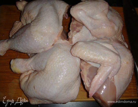 Петуха (курицу) разрезать на 4 части.