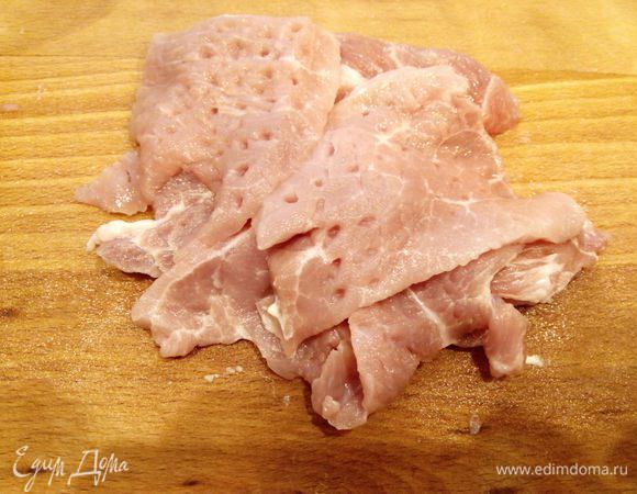 Мясо нарезать на пластинки, отбить. К мясу добавить сок лимона, 1 ч. л. соли, поперчить, перемешать. Мариновать 20 минут.