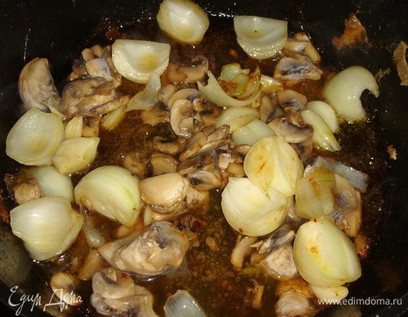 Мясо выложить из сковороды. Сало нарезать кубиками и растопить, шкварки выложить. Грибы нарезать пластинками, лук разрезать на 4 части, чеснок на 2 части. Выложить все в сковороду и немного обжарить.