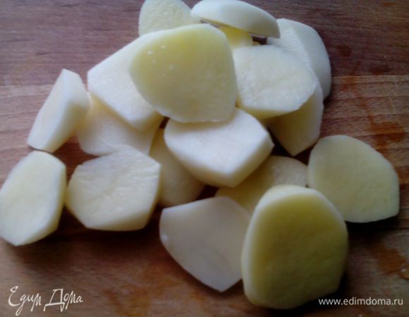 Картофель нарезать на кружочки.