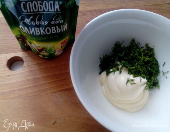 В миске смешать майонез оливковый ТМ «Слобода», мелко нарубленную зелень, 1 ч. л. соли, поперчить, перемешать. 
Добавить смесь к картошке, перемешать.