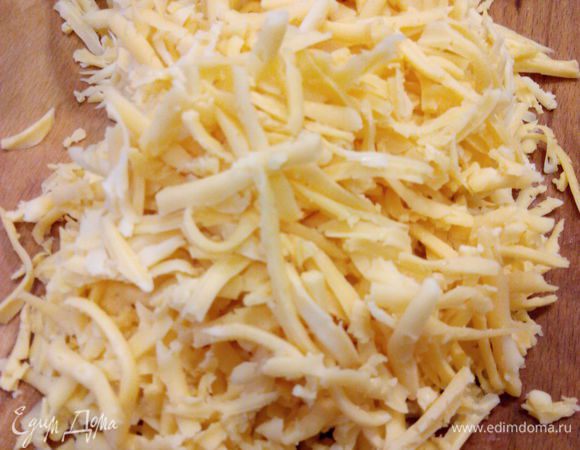 Сыр натереть на крупной терке.