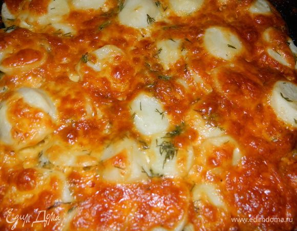 На противень выложить мясо, затем картофель, сверху посыпать сыром.
Запекать в разогретой до 180°С духовке 40 минут.
