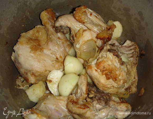 Петуха положить в сковороду, посыпать мукой, положить оставшийся лук, добавить тимьян и влить коньяк. Я коньяк не добавляла, т.к. блюдо будут есть не только взрослые, но и дети.