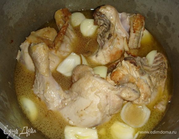 Влить бутылку вина, посолить и поперчить по вкусу. И опять же из-за детей добавила только 1 стакан вина, остальное вода. Тушить мясо в течении часа. Потом достать его (оставить в тепле) и выпарить на половину соус.