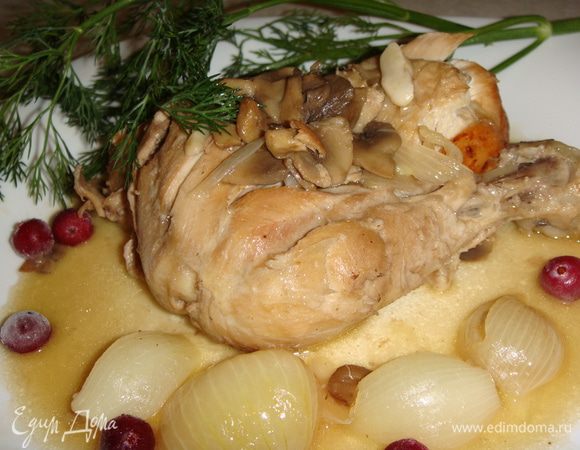 Петуха выложить на подогретое блюдо и полить соусом. Мясо получилось сочным, а соус очень вкусным, мы макали в него белый хлебушек и ели. Приятного аппетита !