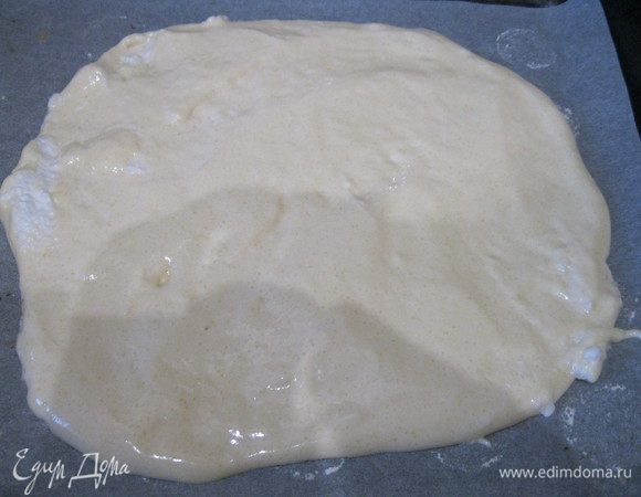 Теперь бисквит. Духовку разогреть на 180°С.
Яйцо и желток взбить с сахаром, отдельно без сахара взбить до устойчивых пиков белок. Муку добавить в желтковую массу и, аккуратно подмешивая, добавить взбитый белок. Выложить тесто на смазанную маслом пергаментную бумагу и отправить в духовку на 10 мин. Форма коржа может быть любой, главное ориентироваться на то, что в дальнейшем нам нужно будет вырезать круг, диаметром 18 см.