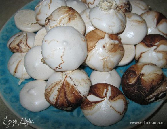 Далее безе. Духовку разогреть до 110°С. Яичные белки взбить с сахарной пудрой до устойчивых пиков. Шоколад растопить. Переложить белковую массу в кондитерский мешок и, обмакивая краешек насадки в шоколад, сформировать небольшие безешки. Отправить в духовку на 60 — 80 мин. Оставить на 2 часа, а то и на ночь в духовке.