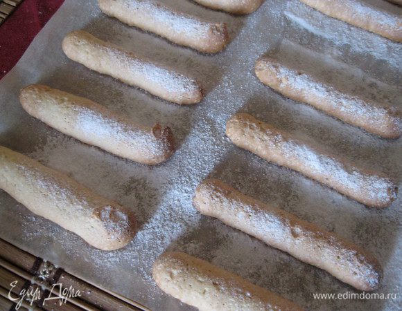 Сначала приготовим печенье савоярди и безе. Печенье я готовила по рецепту Винченцо Барба на 2 яйца (взбить отдельно белки и желтки) 175 г муки и 125 г сахара. 