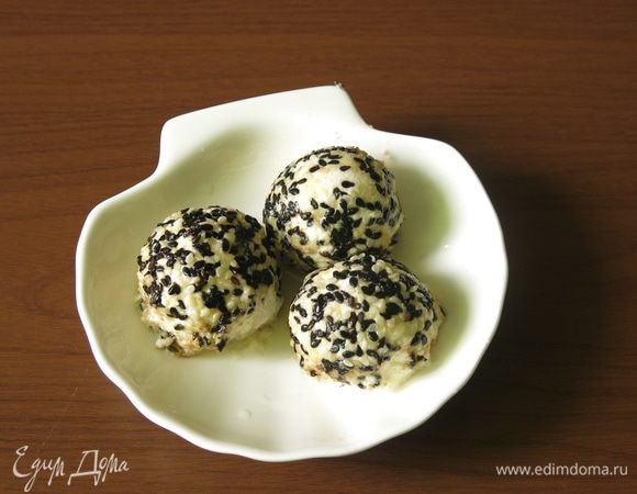 Чуть обжаренные шарики, для них лучше сделать двойную панировку кунжутом для крепости.