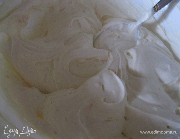 Теперь, собственно, крем — стандартная процедура тирамису, за исключением желтков. Маскарпоне с сахарной пудрой и сгущенным молоком взбить. Отдельно взбить сливки и присоединить к маскарпоне. Для утонченного вкусового оттенка добавить апельсиновую цедру. Перемешать. Разбухший желатин поставить на водяную баню и дать расстаять, конечно же не доводя до кипения! После, тонкой струйкой влить его в пышную сливочную массу!