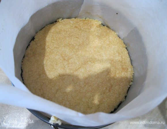 И сборка. Достаточно ювелирная. Внутри 18 см формы по бокам я выстелила пергамент. На дно уложила вырезанный круг. Пропитала его кофе с коньяком. 