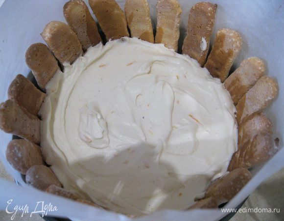 Немного подождав, минуты 2 — 3, начала выкладывать борта будущего торта печеньем. Сбрызнула и его коньячно-кофейной пропиткой. После чего залила крем, разровняла. Отправила в холодильник на 30 мин.