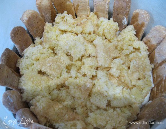 После 30 минут в холоде, достать торт и сверху уложить обрезки. Снова поставить в холод.