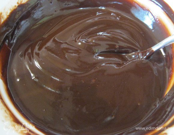 Готовим ганаш. Шоколад и сливки растопить, перемешать до гладкой блестящей массы. Покрыть ганашем верх торта и сразу же сформировать хрустящий слой из безе произвольно.