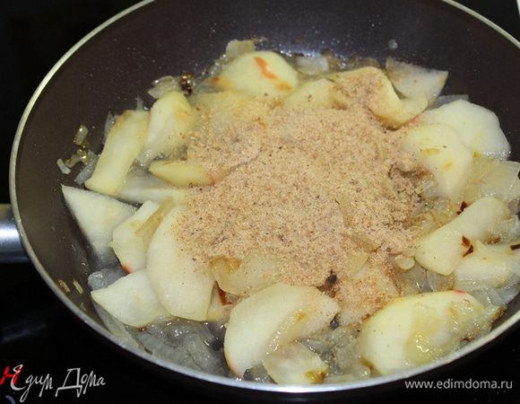 Выключить плиту, добавить панировочный сухарь, перемешать.