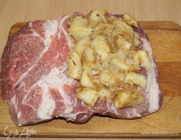 Разрезать мясо как книжку, выложить начинку.