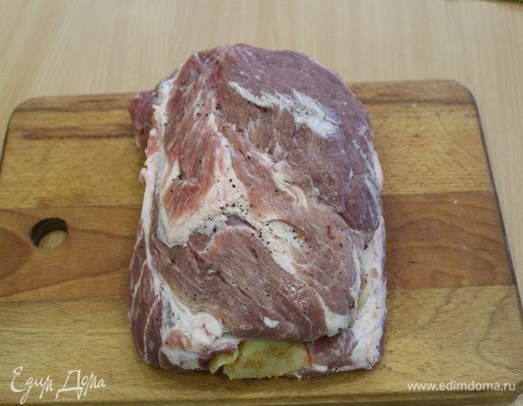 Закрыть кусок, натереть солью и перцем.