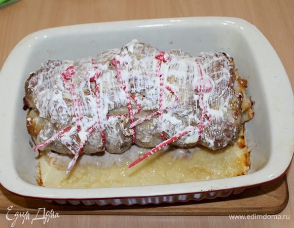 Вынуть мясо, смазать майонезом ТМ «Слобода» Провансаль, оставшиеся два яблока порезать на дольки, выложить в форму, убавить огонь до 160°С и томить еще 45 — 60 минут.