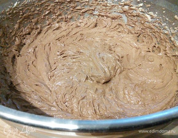 Вмешать в тесто растопленный шоколад. 