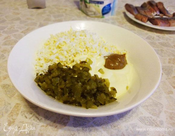 К майонезу добавить мелко нарезанный маринованный огурец, натертое на мелкой терке вареное яйцо и ложечку горчицы.