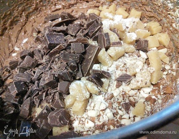 В конце добавить нарезанный марципан, порубленный миндаль и оставшиеся 100 г шоколада, так же порубленный. 