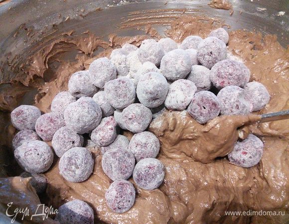 Смешать вишни с отложенной ранее мукой и аккуратно вмешать в тесто. У меня вишни замороженные, я их не размораживала. 