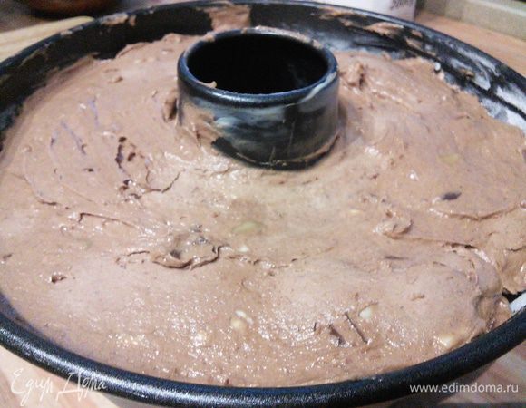 Выложить тесто в форму, разровнять и выпекать на 2 снизу ярусе духовки около часа. Если гугельхупф будет сверху темнеть, нужно накрыть его листом пергаментной бумаги или фольги. Мне потребовалось 1 час 10 мин, в любом случае проверить на сухую палочку. 