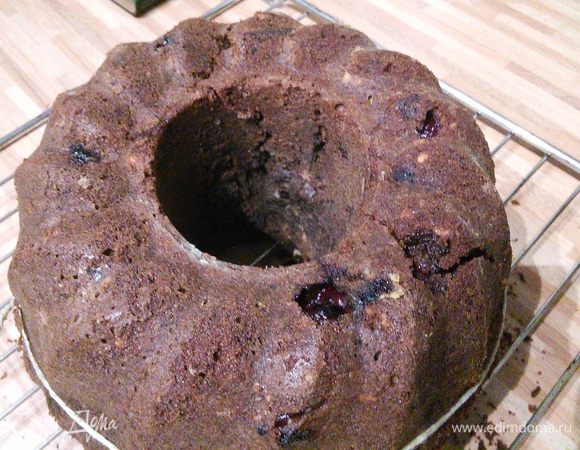 Подождать 10 мин, затем вынуть гугельхупф из формы и охладить на решетке. 